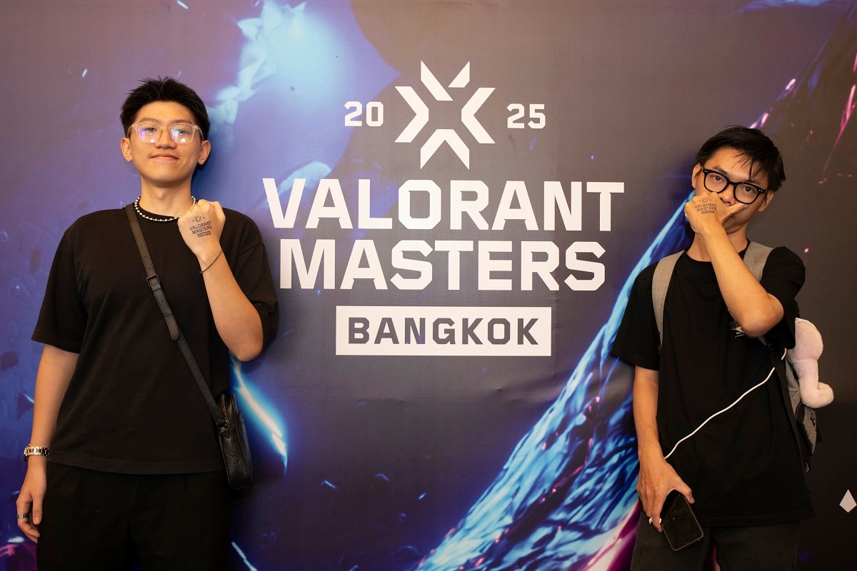 VALORANT Masters Bangkok 2025: Hai Bạn Trẻ May Mắn Hòa Chung Niềm Vui Với Người Hâm Mộ