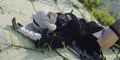 Lạ lẫm với cosplay 2B tươi tắn tràn đầy sức sống trong NieR: Automata