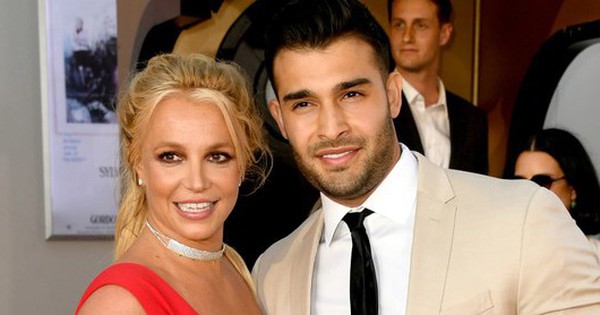 Britney Spears và chồng tháo nhẫn cưới