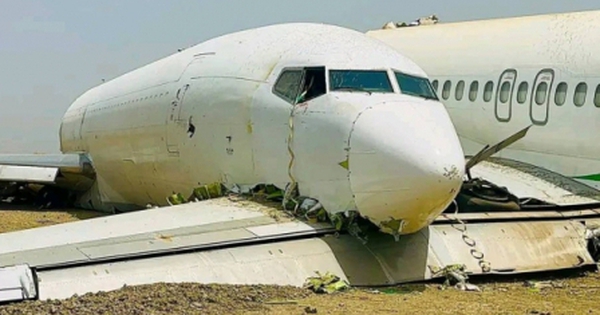 Máy bay Boeing mất kiểm soát đâm thẳng xuống đường băng: Toàn bộ hai máy bay vỡ tan tành tạo nên cảnh tượng kinh hoàng