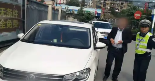 Cảnh sát yêu cầu, cụ ông 72 tuổi xuất trình bằng lái viết tay, nào ngờ sau khi xem anh nói: Mời ông đi!