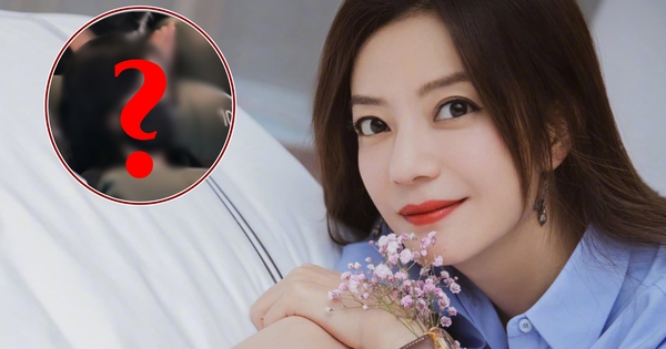 Bắt gặp Triệu Vy hẹn hò với người đàn ông giấu mặt, danh tính khiến ai cũng phải thốt lên "không thể tin nổi"