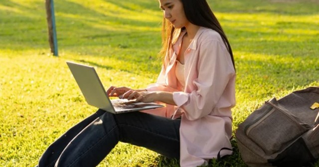 Chúng ta đang có quan điểm sai lầm khi sử dụng laptop trên đùi?