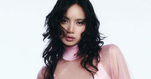 Ca sĩ Lisa thực hiện phim tài liệu