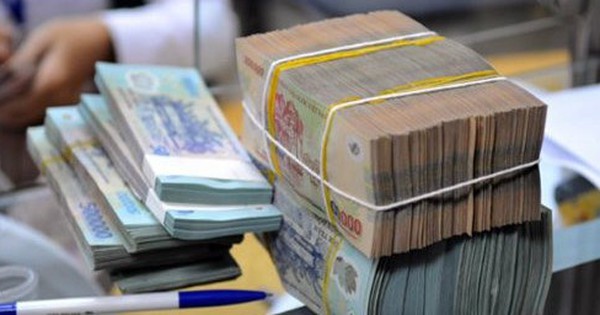 Bà cụ đi rút số tiền lớn nhưng có dấu hiệu 