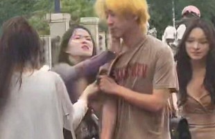 Bị phát hiện hẹn hò với ba cô gái cùng lúc, nam thanh niên rơi vào nghịch cảnh éo le