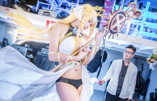 Lại nóng mắt với cosplay HMS Glorious trong Azur Lane