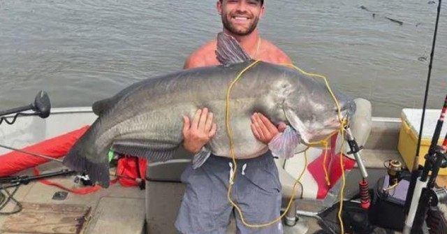 Ngư dân câu được con cá trê xanh khổng lồ nặng 39kg trên sông