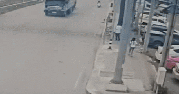 Đang đứng trên vỉa hè, người đàn ông bị rơ moóc đâm trúng, camera ghi lại khoảnh khắc ám ảnh