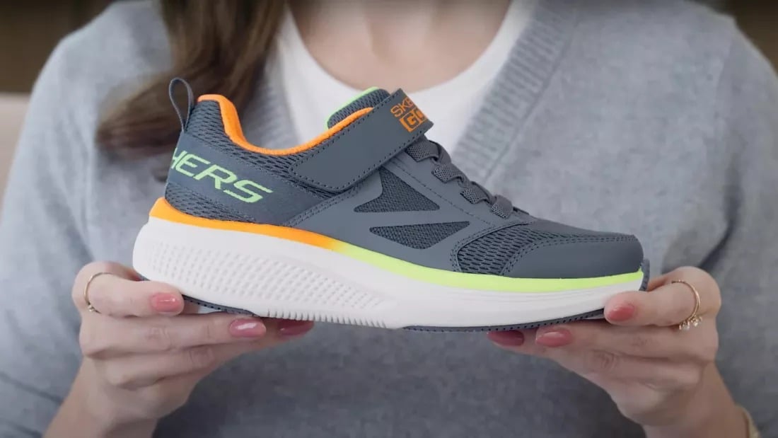 Skechers ra mắt giày trẻ em tích hợp ngăn chứa AirTag, giúp phụ huynh dễ dàng theo dõi con