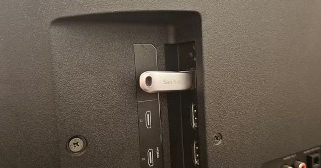 Những rủi ro tiềm ẩn khi sử dụng cổng USB trên Smart TV