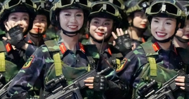 Bốn tháng trên 'chảo lửa' Hòa Lạc của chiến sĩ diễu binh