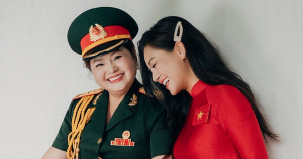 Nữ diễn viên có mẹ là Thượng tá quân đội, vinh dự cầm biển của khối Văn hoá - Thể thao diễu hành A80