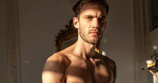 Ông hoàng YouTube Pewdiepie bất ngờ khoe body 