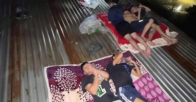 Hình ảnh 'giấc ngủ trên mái nhà' trong vùng lũ khiến triệu người xót xa