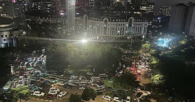 Ngày vật lộn trong mưa ngập của người Hà Nội
