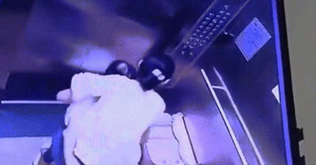 Hành động gây bức xúc của người phụ nữ tại thang máy chung cư ở Hà Nội