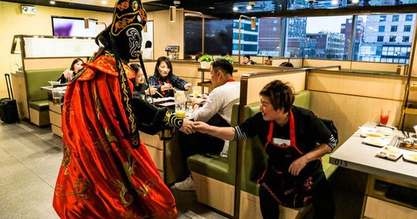 Độc đáo chuỗi nhà hàng lẩu Trung Quốc có robot phục vụ khách hàng 