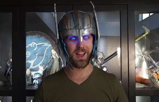 Anh chàng YouTuber này tìm ra cách phát sáng đôi mắt như thần Thor trong Ragnarok