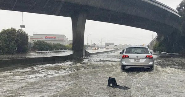 Dòng sông trên trời tấn công, California thành biển nước và tuyết