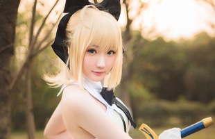 Ngất ngây cosplay Saber cực dễ thương với khuôn mặt búng ra sữa