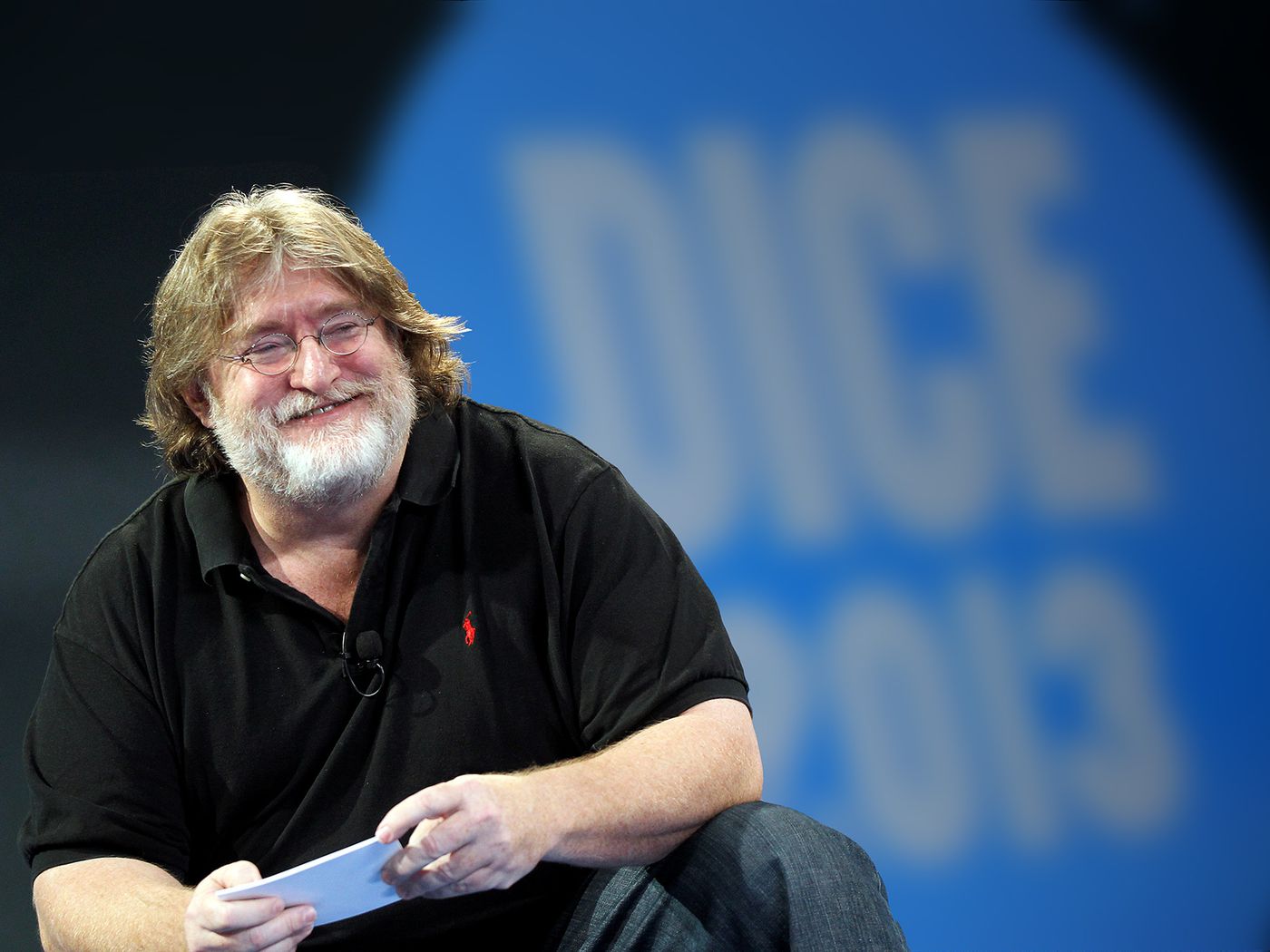 Gabe Newell đi giao và ký tặng cho các game thủ mua Steam Deck