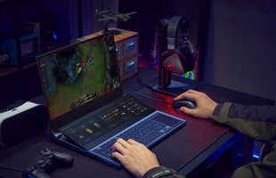 ASUS bất ngờ tung ra mẫu laptop gaming Zephyrus Duo 15: CPU Core i9, 32GB RAM, hai màn hình như trong phim viễn tưởng