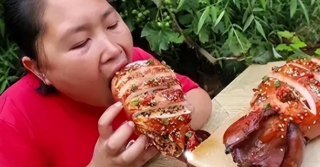 Mukbang bất chấp, người phụ nữ 33 tuổi trông như bà cô 60 tuổi