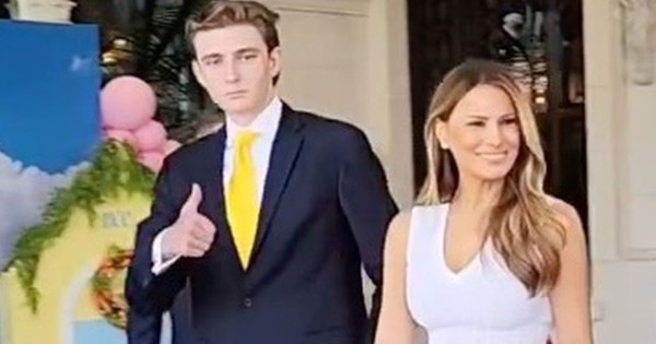 Barron Trump là tâm điểm khi xuất hiện vì cao hơn 2 m