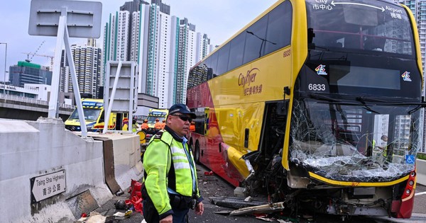 Xe chở khách du lịch đâm vào rào chắn: Tài xế lập tức bị bắt giữ, hé lộ hiện trường khiến 22 người bị thương