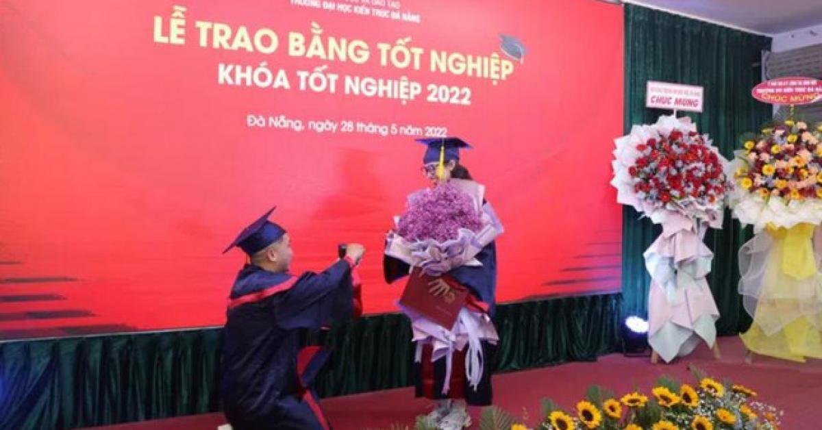 Chàng trai Đà Nẵng bất ngờ cầu hôn bạn gái ngay trong lễ nhận bằng tốt nghiệp