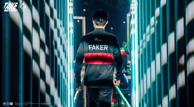 Faker bị chỉ trích coi thường đối thủ, fan giải thích đó là thói quen của “Quỷ vương”