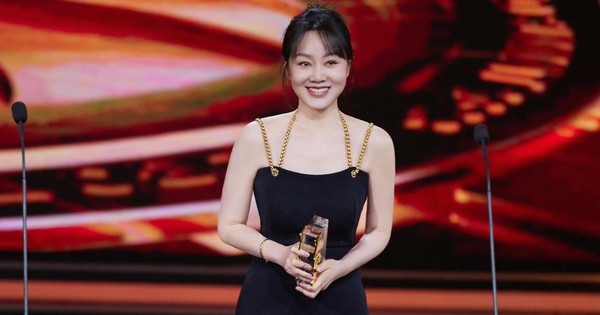 Mỹ nhân có đôi chân đẹp nhất showbiz vẫn trẻ khó tin ở tuổi 53, cứ đóng phim là được đề cử giải thưởng lớn