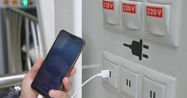 Nguy cơ tiềm ẩn hay chỉ là sự phóng đại khi sạc iPhone tại nơi công cộng