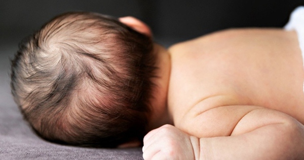 Mải dùng điện thoại, nữ y tá cắt nhầm ngón tay cái của trẻ sơ sinh