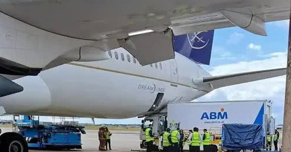 Máy bay bị xe tải đâm thủng bụng, lỗi khó tin của tài xế