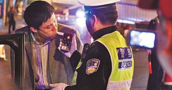 Tài xế uống cả chai rượu trước mặt cảnh sát để né đo nồng độ cồn