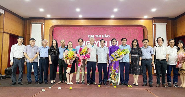 Doanh nhân Hồ Như Quỳnh, Chủ tịch tập đoàn Queen Group cùng ekip 3 người đầu tư và sản xuất phim “Đại Thi Hào Nguyễn Du”