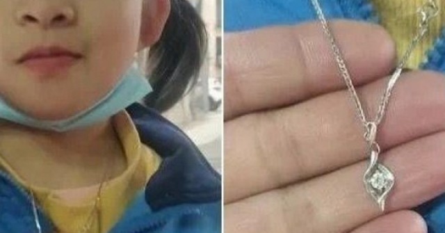 Cậu bé mang dây chuyền kim cương đi tặng bạn gái cùng lớp