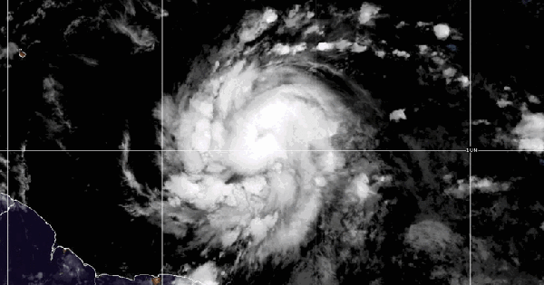 Siêu bão lịch sử “cực kỳ nguy hiểm” đổ bộ: San phẳng cả hòn đảo trong nửa giờ, gây mất điện toàn quốc, chính phủ nhiều nước ban bố cảnh báo khẩn cấp