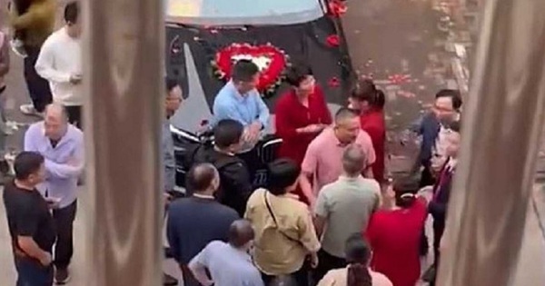 Đãng trí đón dâu nhầm nhà, chú rể phải bồi thường 