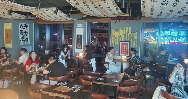 Giới trẻ Trung Quốc đi bar kết hợp xin quẻ cầu may: Đằng sau những gam màu tối của nền kinh tế lớn thứ 2 thế giới