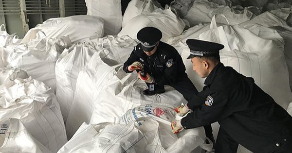 Kiểm tra đột xuất 4 xe tải, hải quan thu giữ 116 tấn nông sản lậu, bắt giữ nhóm đối tượng trốn thuế hơn 752 triệu đồng