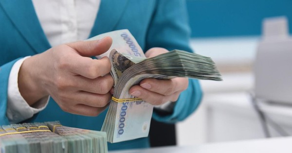 Bà cụ đi rút số tiền lớn nhưng liên tục có hành động này, nhân viên ngân hàng lập tức báo công an