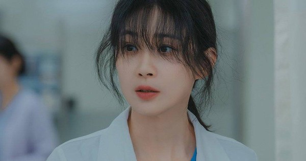 Tìm đâu ra người thứ 2 đầu tóc tả tơi vẫn đẹp tê tái như Hoa hậu này, nhìn cận mặt mà muốn thở oxi gấp