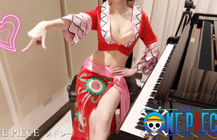 Thay đổi phong cách ăn mặc giống Boa Hancock trong One Piece, nữ nghệ sĩ Piano thu hút 5 triệu lượt xem