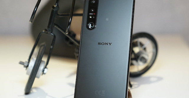 Sony Xperia 1 III có giá 34,99 triệu đồng, tương đương iPnone 12 Pro Max