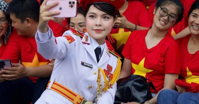 Nữ thượng úy khối Quân nhạc 