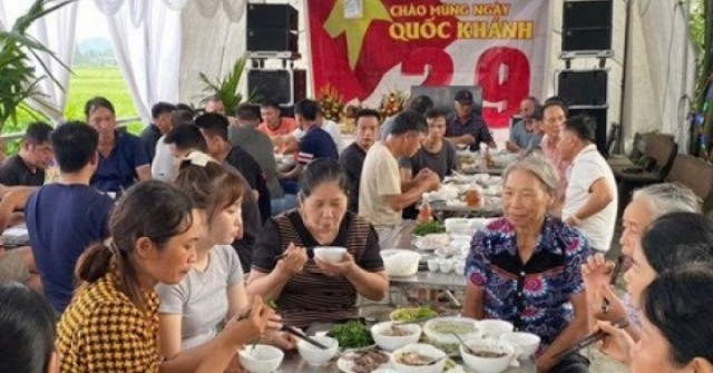 Cả xóm 150 người ở Ninh Bình dựng rạp, mổ bê tưng bừng liên hoan mừng 2/9
