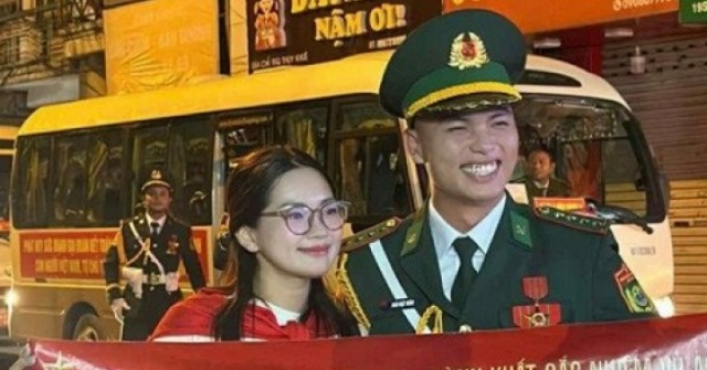 Cô gái vượt 1.600km, thức trắng đêm đợi gặp bạn trai chiến sĩ sau lễ diễu binh
